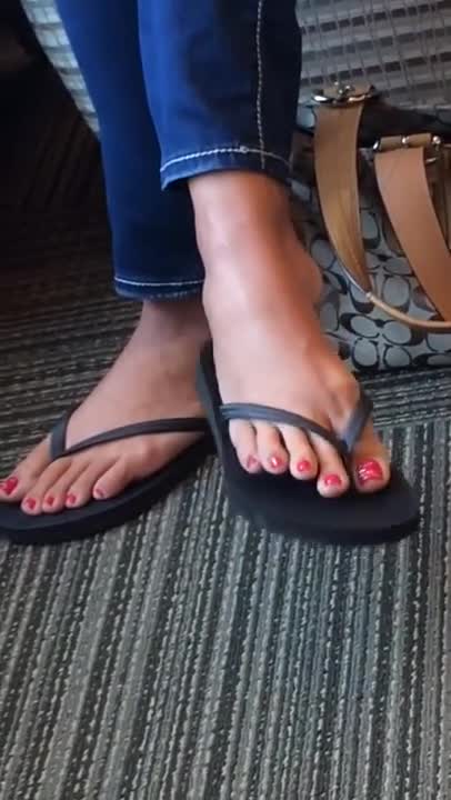 Fullback reccomend sexy feet in flip flops