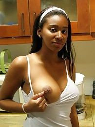 Hot ebony girl nude pussy