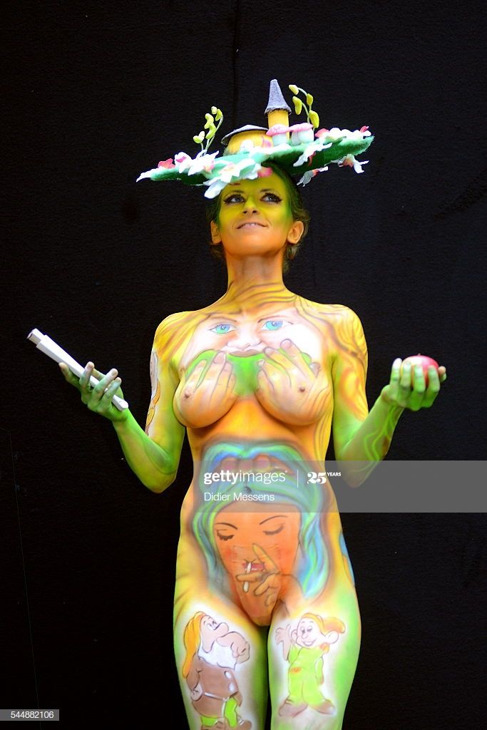 Nuked world body bildet woman