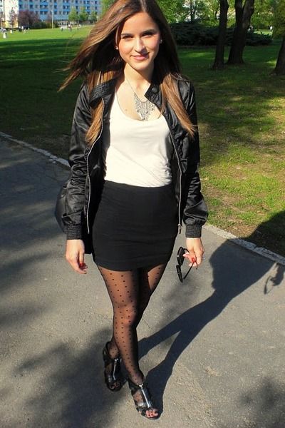 Cornflake reccomend Black pantyhose and shoes