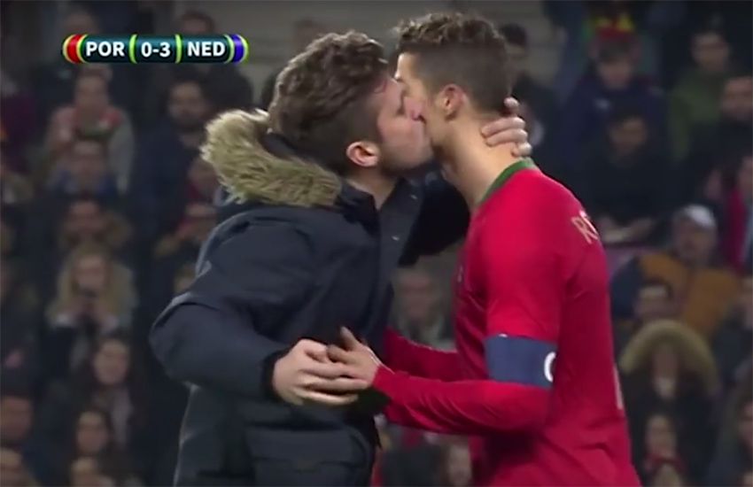 Bonbon reccomend Football gay kiss