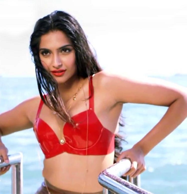 Bullpen reccomend Airlift movie hot scenes - Sonam Kapoor Sex.