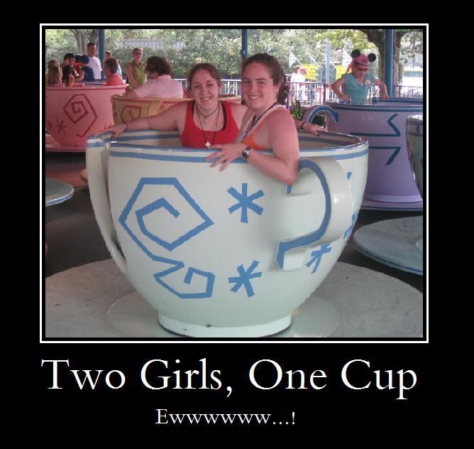 Two girls on cup muschi