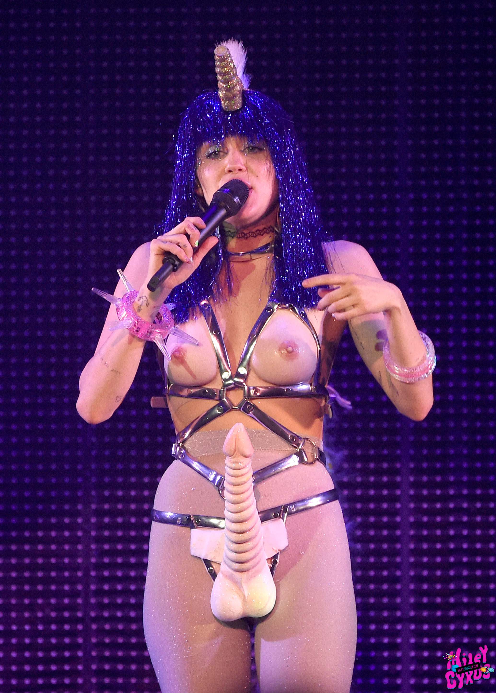 Miley cyrus nude with big dildo