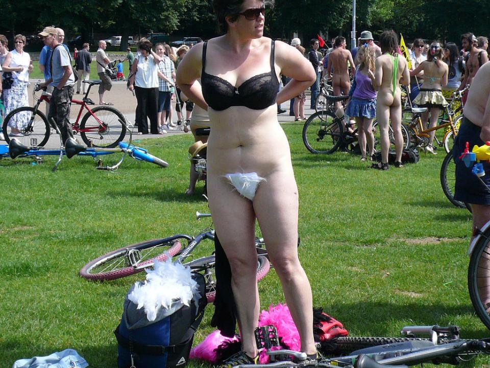 Prety nude girl showing her pussy on race bike photos