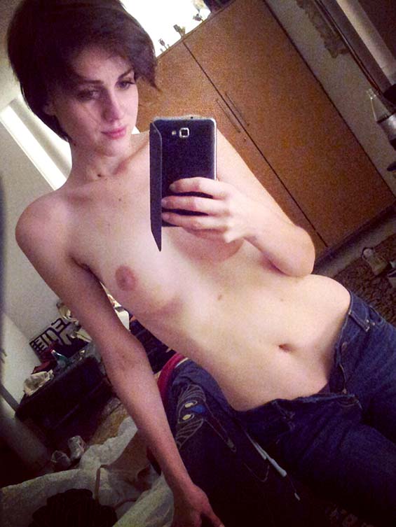 Short Girl Nude Selfie
